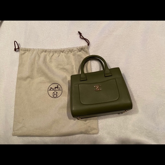 Authentic Chanel Neo Executive - Picture 2 of 12